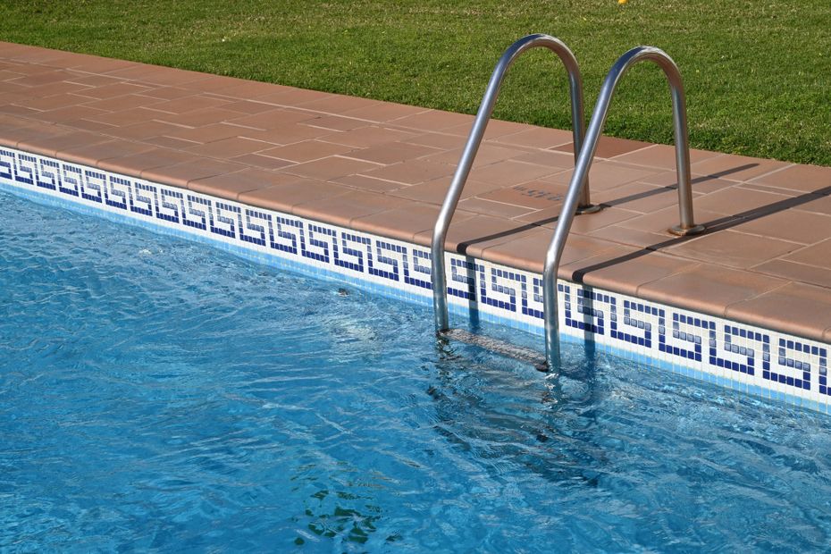 Noyade dans une piscine : un homme de 60 ans sauvé par les secours après un arrêt cardiaque.