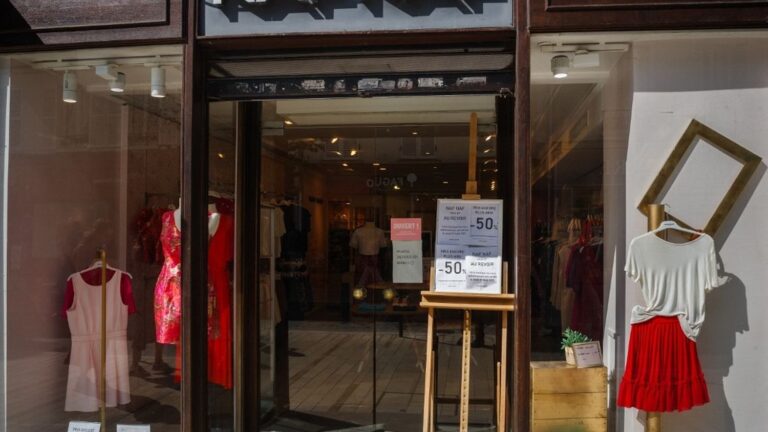 Naf Naf, marque de vêtements française, annonce son retour sur le marché.