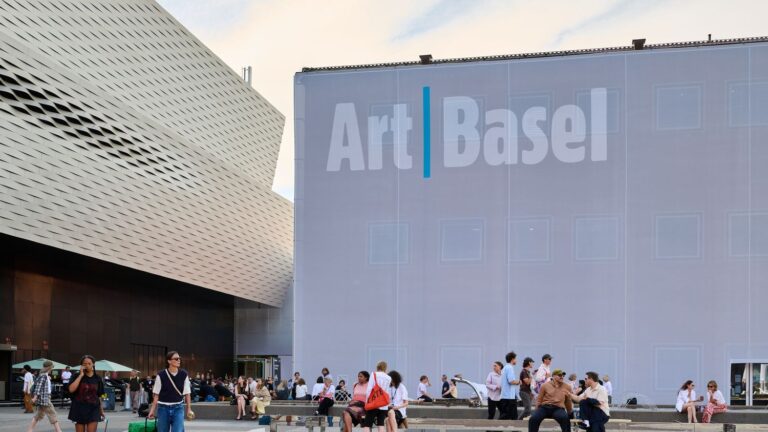 Pablo Picasso et David Hockney dominent les ventes à Art Basel, selon franceinfo.