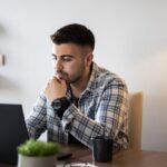 Le télétravail en France et ses effets sur la santé mentale à long terme.