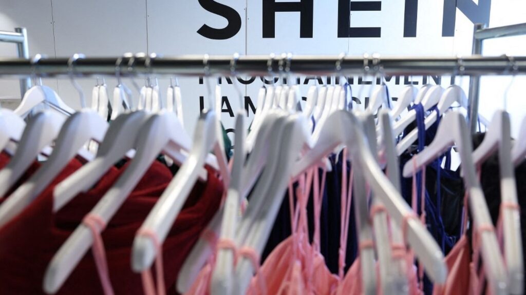 Accord parlementaire sur la loi anti fast-fashion : la Fédération du prêt-à-porter féminin salue une avancée.