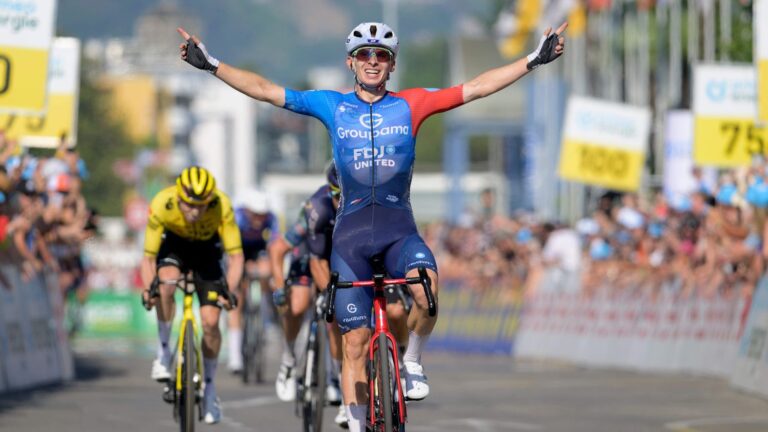 Romain Grégoire remporte la deuxième étape du Tour de Suisse, Tadej Pogacar conserve le maillot jaune.