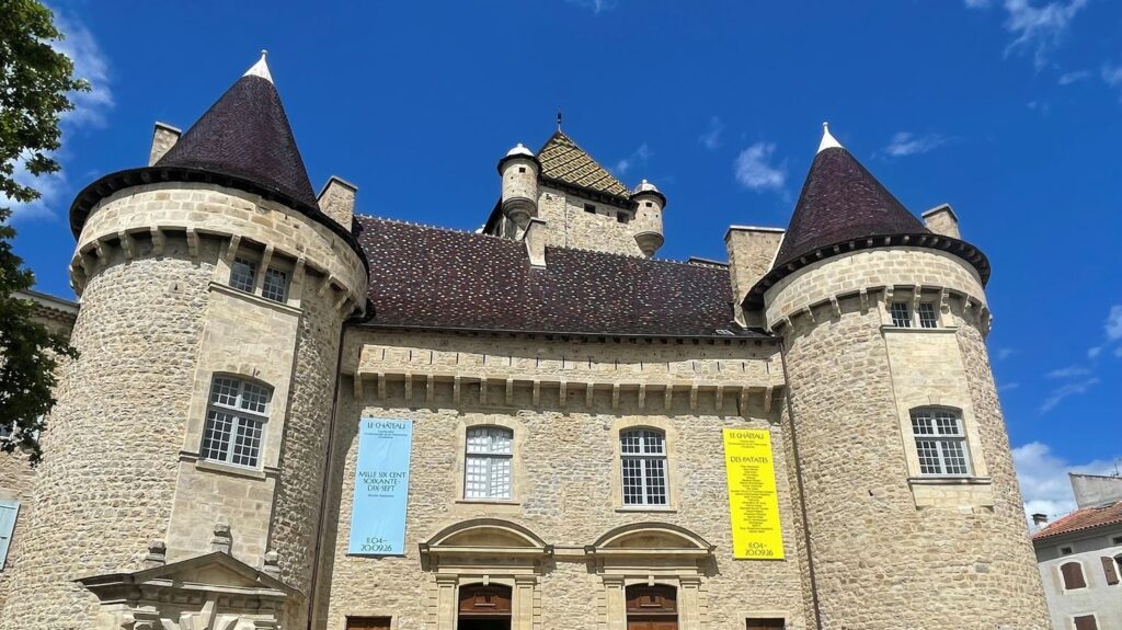 Exposition au château d’Aubenas dédiée à la pomme de terre et ses enjeux agricoles.