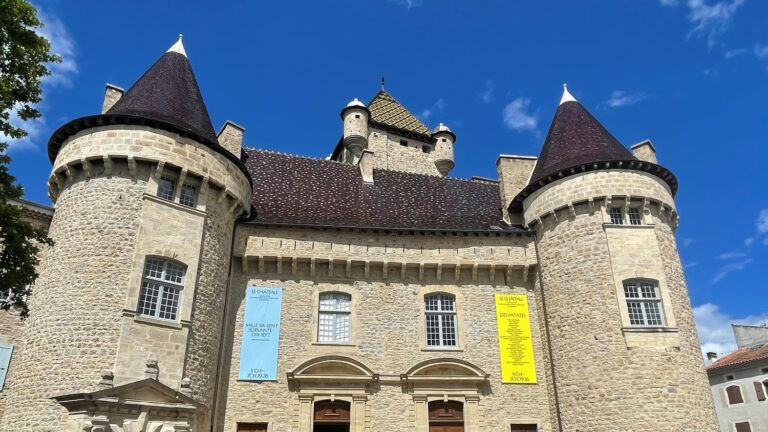 Exposition au château d’Aubenas dédiée à la pomme de terre et ses enjeux agricoles.