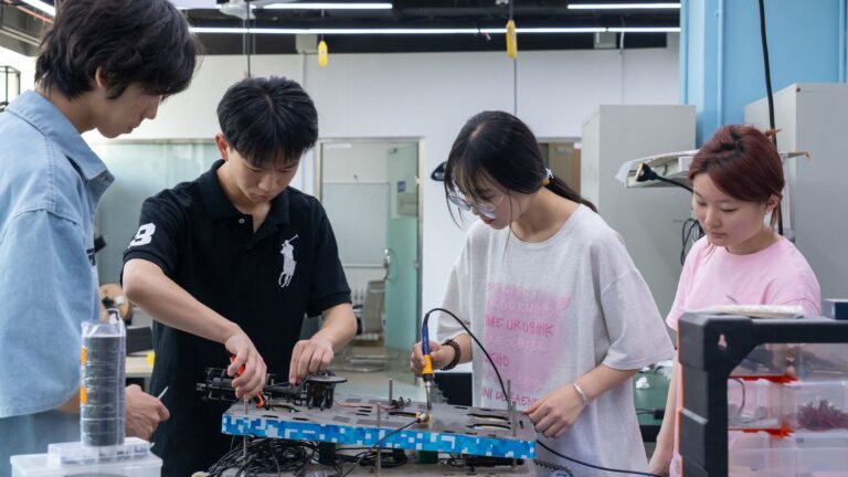La Chine intègre l’intelligence artificielle dans les cursus universitaires.