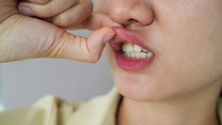 Un dentiste alerte : le saignement des gencives n’est pas normal, selon des études
