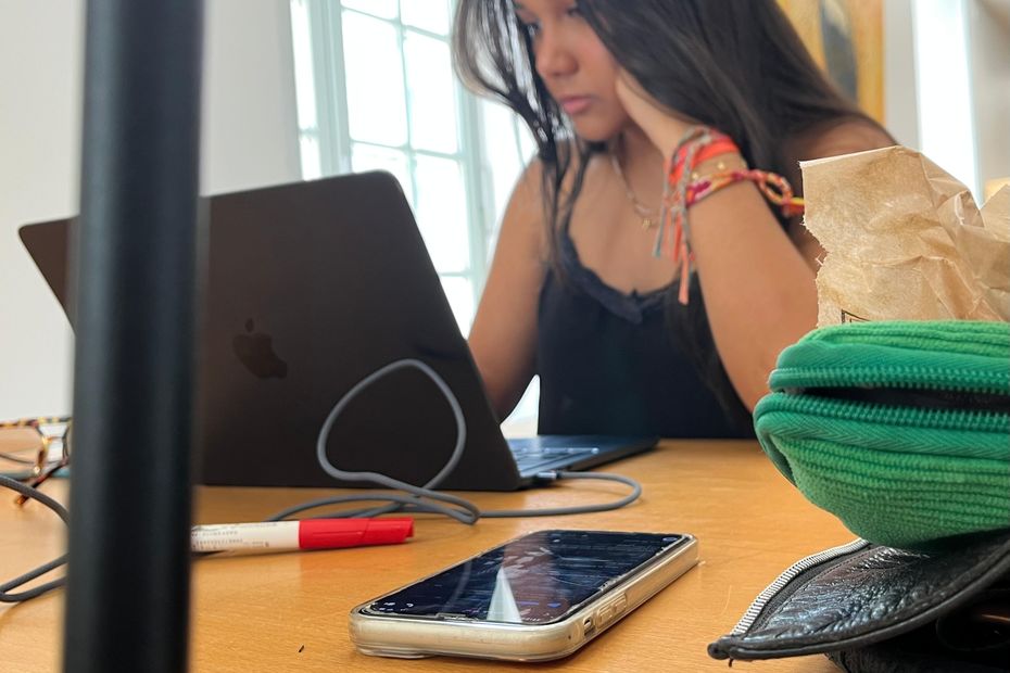 Les jeunes en France privilégient les messages vocaux face à la difficulté d’expression écrite.