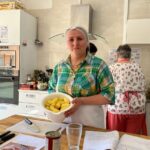 Susanna, réfugiée ukrainienne, présente ses recettes à Dijon lors du Refugee Food Festival.