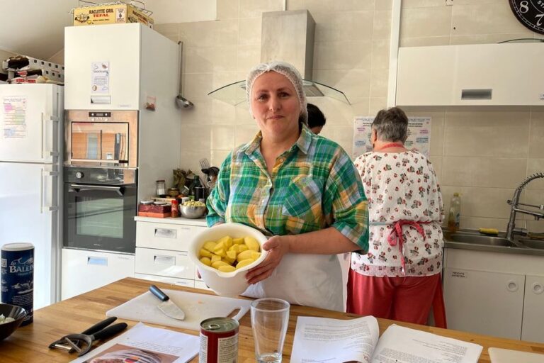 Susanna, réfugiée ukrainienne, présente ses recettes à Dijon lors du Refugee Food Festival.