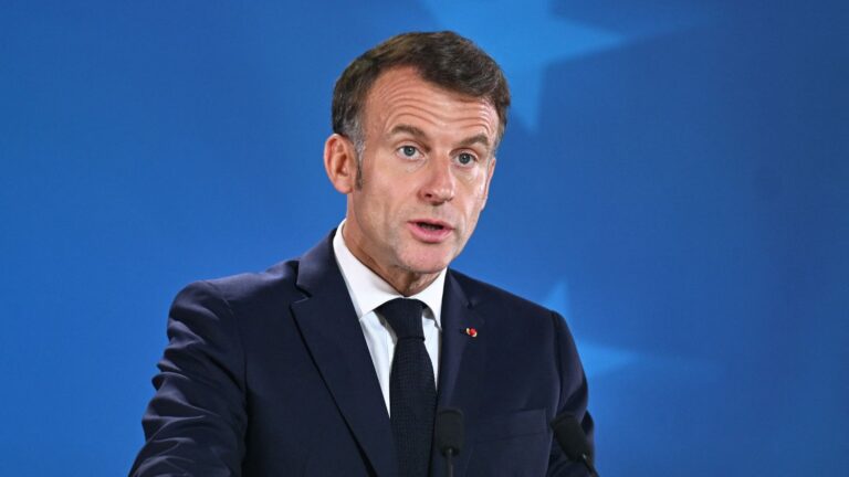Emmanuel Macron critique l’efficacité des hubs de retour pour les migrants en Europe.