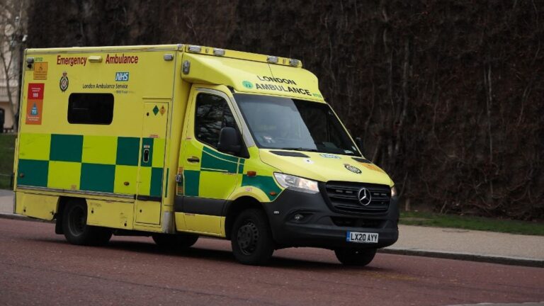 Collision de trains au Royaume-Uni : un mort et plusieurs blessés près de Londres.