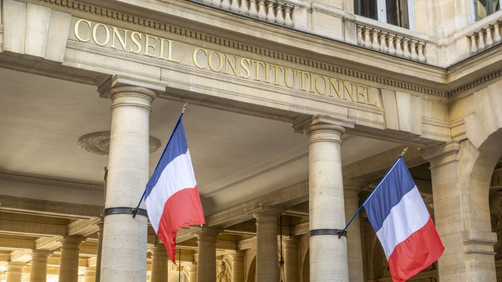 Le Conseil constitutionnel annule la suppression des frais bancaires de succession en France.