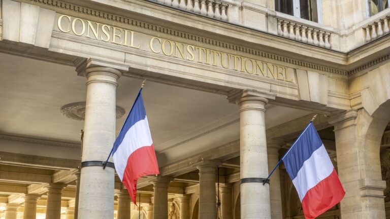 Le Conseil constitutionnel annule la suppression des frais bancaires de succession en France.