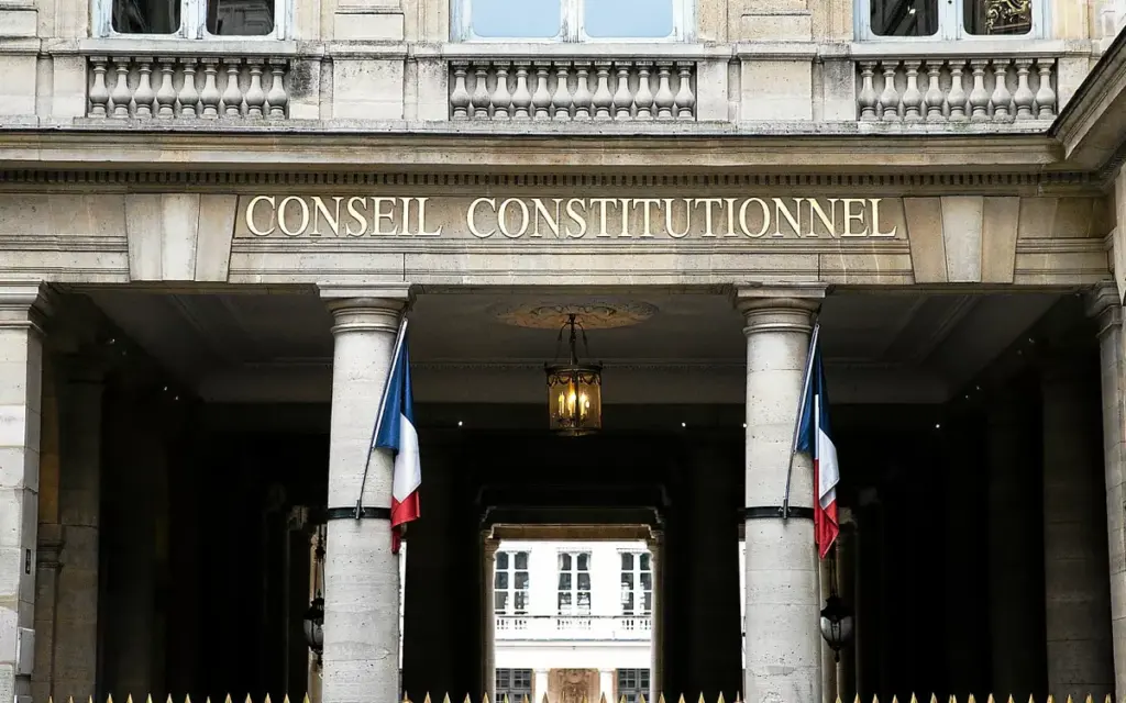 Le Conseil constitutionnel annule la suppression des frais bancaires de succession en France.