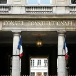 Le Conseil constitutionnel annule la suppression des frais bancaires de succession en France.
