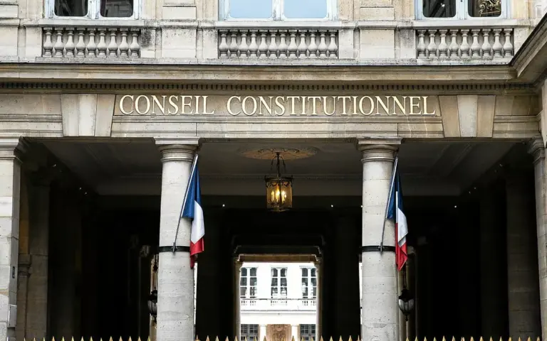 Le Conseil constitutionnel annule la suppression des frais bancaires de succession en France.