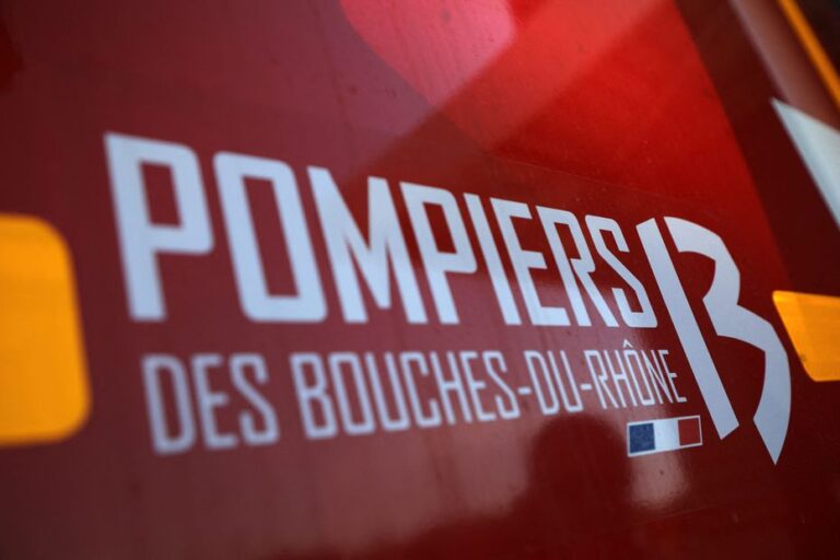 Un feu de 6000 m² maîtrisé perturbe la circulation des trains et des voitures.