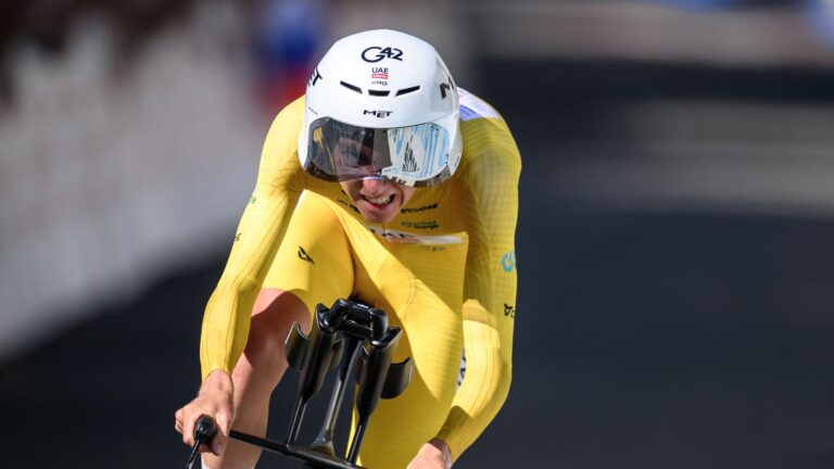 Tadej Pogacar remporte le contre-la-montre de la quatrième étape du Tour de Suisse face à Mathieu van der Poel.