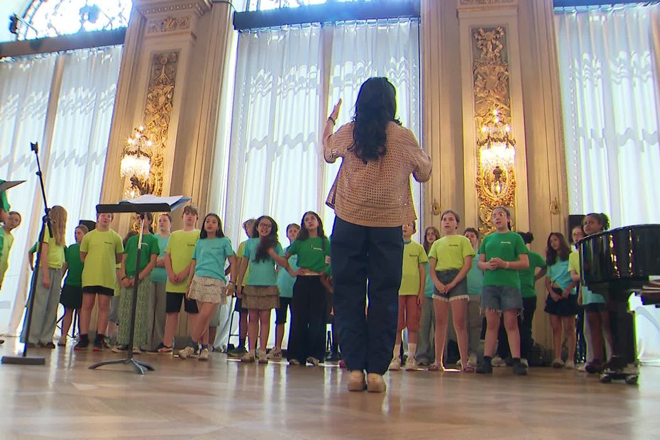340 enfants chantent à l’opéra de Lille pour exprimer leur identité par la musique.