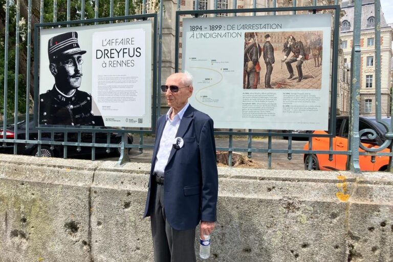 Descendants d’Alfred Dreyfus se réunissent à Rennes, 120 ans après sa réhabilitation.