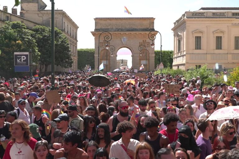 Plus de 10 000 personnes participent à la Marche des fiertés pour la liberté.
