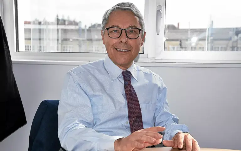 Décès de Claude Guillemot : la Bretagne rend hommage à un entrepreneur de l’économie locale.