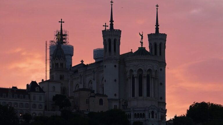 Lyon : des habitants profitent de la ville la nuit face à la canicule estivale