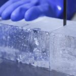 À Nice, un fabricant de glace ajuste sa production face aux fortes chaleurs estivales.