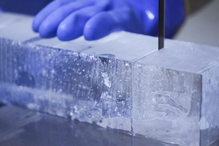 À Nice, un fabricant de glace ajuste sa production face aux fortes chaleurs estivales.