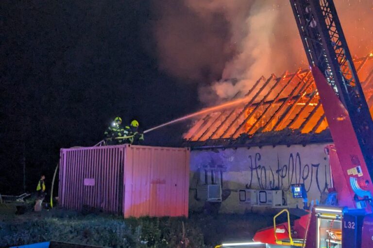 Incendie détruit un hôtel emblématique du massif vosgien, des pertes considérables signalées.