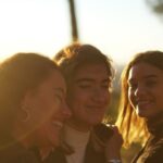 Une réalisatrice suit ses amies endeuillées et réalise un film sur la résilience