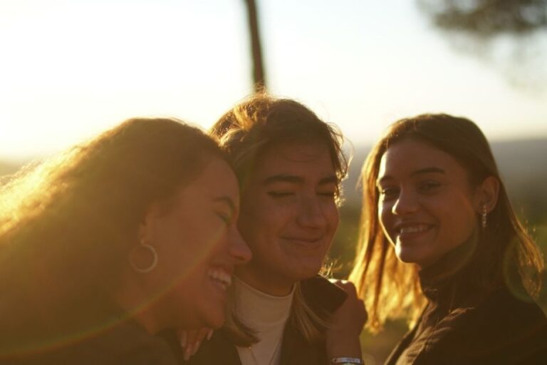 Une réalisatrice suit ses amies endeuillées et réalise un film sur la résilience