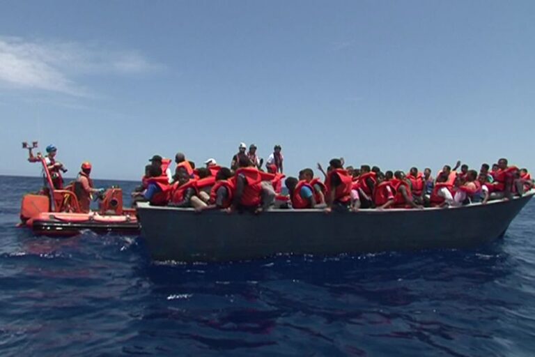 SOS Méditerranée : 12 personnes sauvées par jour, mais l’action de l’organisation entravée.