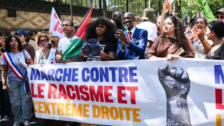 Des milliers de manifestants à Paris s’opposent au racisme, selon La France insoumise.