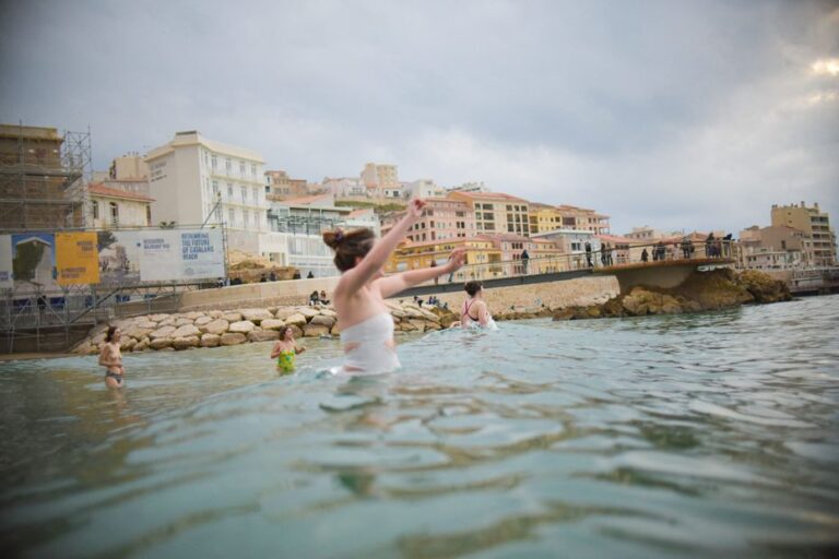 Marseille ouvre ses piscines gratuites et parcs en nocturne face à la canicule.