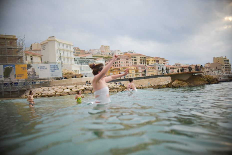 Marseille ouvre ses piscines gratuites et parcs en nocturne face à la canicule.