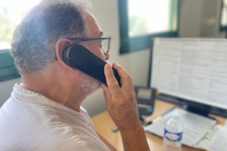 Canicule : des bénévoles appellent les personnes fragiles en France pour assurer leur sécurité