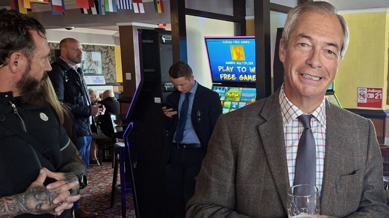 Dix ans après le Brexit, Nigel Farage continue de rassembler des partisans en Grande-Bretagne.