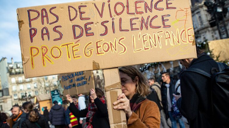 Scandale à Paris : des parents dénoncent un manque de transparence dans le périscolaire