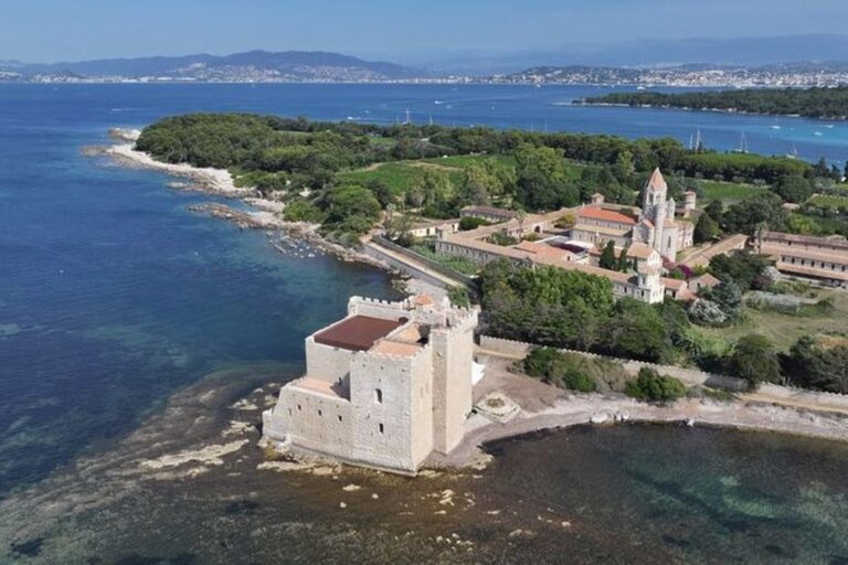 Rénovation de la tour monastère de l’île Saint-Honorat après six ans de travaux.