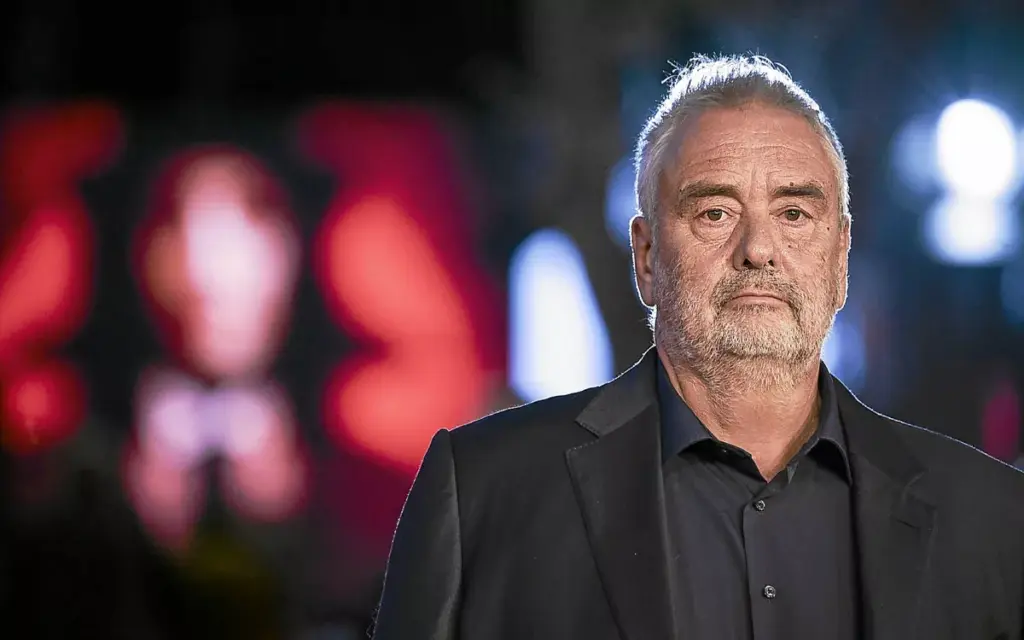 Cour d’appel refuse de rouvrir l’enquête pour viol contre Luc Besson, Sand Van Roy se pourvoit en cassation.