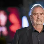 Cour d’appel refuse de rouvrir l’enquête pour viol contre Luc Besson, Sand Van Roy se pourvoit en cassation.
