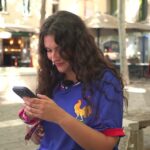 Marianne, influenceuse, crée du contenu pour le Mondial et rencontre des supporters variés