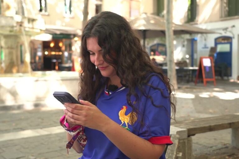 Marianne, influenceuse, crée du contenu pour le Mondial et rencontre des supporters variés