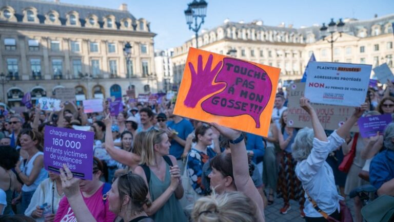 Rassemblements en France pour soutenir les victimes de violences sexuelles, troisième lundi consécutif.