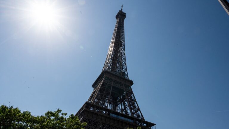 La tour Eiffel fermera en raison de fortes températures à Paris.