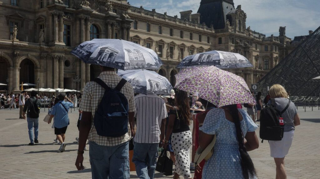 Le Louvre modifie ses horaires d’ouverture en raison de la canicule, fermeture à 16 heures.