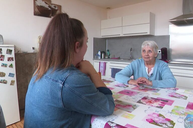 Une femme quitte son emploi pour devenir dame de compagnie et lutter contre la solitude.