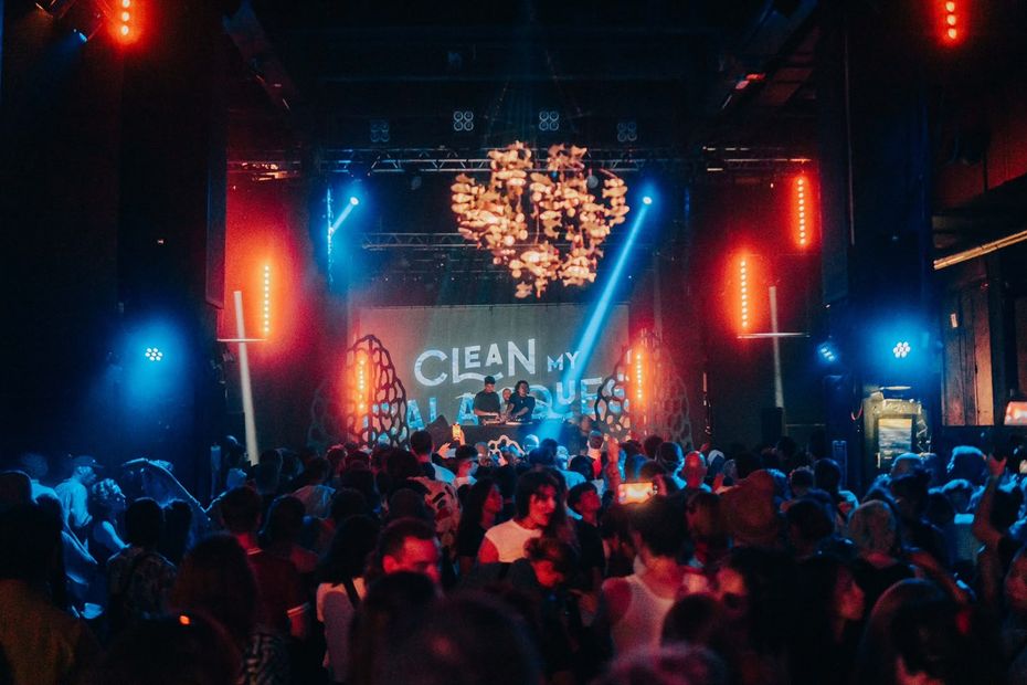 Festival responsable : artistes locaux et menus végétariens réduisent le plastique.