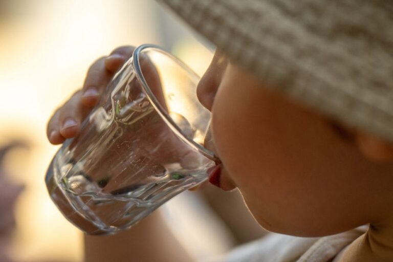 Chambéry prolonge la fermeture des écoles et crèches l’après-midi en raison de la canicule.